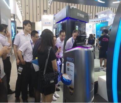 蘇寧移動(dòng)售貨機(jī)器人 當(dāng)“看臉”成為商業(yè)新玩法