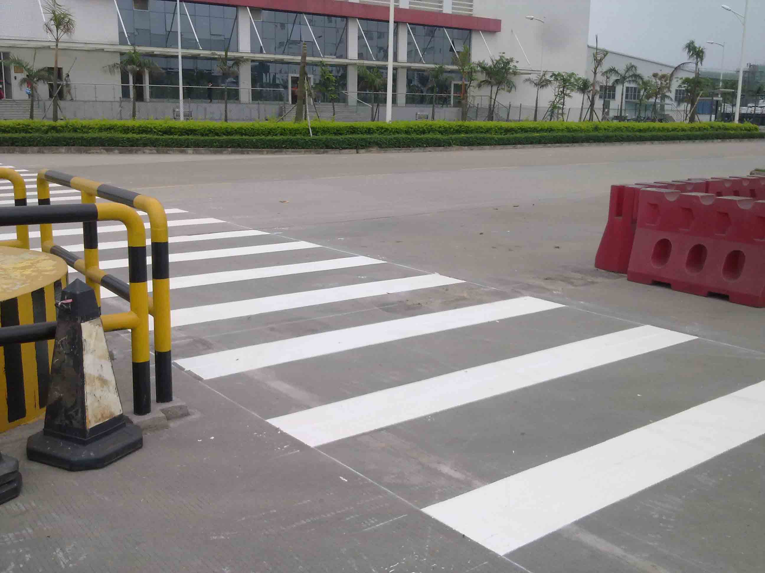 工廠交通安全設(shè)施全面升級 道路劃線、標牌安裝與限速管理實踐案例